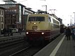 DIE KOBLENZER 103 113-7 KOPPELT IM HBF. ASCHAFFENBURG VOM SONDERZUG DES EV-HERBORN AB
Nachdem E-Lok 103 113-7 von KOBLENZ bis ASCHAFFENBURG den Sonderzug des
EISENBAHNVEREINS HERBORN nach MILTENBERG/MAIN gezogen hatte,koppelte sie im
HBF. ASCHAFFENBURG ab..den Rest der Strecke musste mangels Fahrdraht eine
Diesellok übernehmen...am 27.4.2019