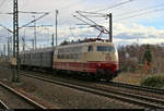 Nachschuss auf 103 113-7 und 103 001-4 (E 03 001) des DB Museums Koblenz, die, nachdem sie als DPE 5465 von Butzbach ihren Endbahnhof Dresden Hbf erreicht haben, mit ihren Wagen nun in den Abstellbahnhof Dresden-Reick auf der Bahnstrecke Děčín–Dresden-Neustadt (Elbtalbahn | KBS 241.1) fahren.
Am Abend findet die Rückfahrt als DPE 5466 von Dresden Hbf nach Butzbach statt.
[8.12.2018 | 12:37 Uhr]