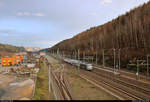 Blick auf den Bahnhof Bad Schandau mit 103 222-6 der RailAdventure GmbH, die ab hier einen DBpbzfa 668.2 sowie 147 558-1 und 147 560-7 auf der Bahnstrecke Děčín–Dresden-Neustadt (Elbtalbahn | KBS 247) weiter in das Landesinnere überführt und auf die Abfahrt wartet.
Aufgenommen von der Brücke Schandauer Straße/B 172.
[8.12.2018 | 15:05 Uhr]