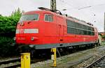 14. Mai 2003, Lok 103 233 hat einen Sonderzug der Uniklinik Heidelberg nach Salzburg kutschiert und wartet jetzt in Freilassing auf die Rückfahrt.