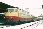 01. Februar 2005, für Aufnahmen zu einem Fernsehfilm steht Lok 103 113 mit einem Sonderzug auf dem Salzburger Hauptbahnhof