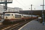 Das Ende einer großen Epoche: Am 30.05.1987 verlässt zum letzten Mal der  Rheingold  den Düsseldorfer Hauptbahnhof. Nur eine Handvoll Eisenbahnfreunde beobachtet (und fotografiert) die 103 141-8, die die Ehre hatte, den TEE 15 letztmalig zu befördern. Fast auf den Tag genau 59 Jahre vorher, am 15.05.1928, verkehrte dieser legendäre Zug erstmals als FFD 102  Rheingold-Express  zwischen Hoek van Holland/Amsterdam und Basel.