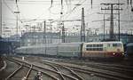 Zwar kein erstklassiges Bild, aber dafür hat die 103 235-8 eine interessante Wagengarnitur am Haken, als sie um 1980 im Düsseldorfer Hauptbahnhof einfährt.