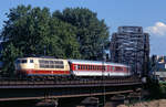 Ein Fußgängersteg, der über die Strecke Frankfurt-Offenbach führt, bietet einen guten Fotostandpunkt für Züge, die von Frankfurt Ost über die Deutscherrenbrücke kommen. Hier ist es ein IC mit 103 142 im August 1996.  