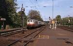 Die Formsignalherrlichkeit in Hanau Hbf Nordseite ist schon eine Weile Vergangenheit und 103 222 ist heute bei Railadventure  ergraut  (Juni 1988).