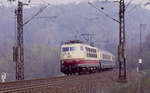 103 203 hat mit einem IC gerade den Schwarzkopftunnel verlassen und  fährt auf der Spessart-Westrampe talwärts Richtung Aschaffenburg.