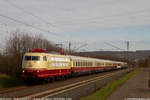 103 113 des DB Museums mit einer Wagenüberführung nach Koblenz - Lützel in Bingen - Gaulsheim, 20.03.2021 