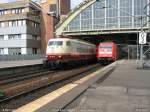 Vergangenheit und Moderne im Berliner Ostbahnhof.
Links 103 184-8 mit Sonderzug aus Warnemnde und rechts IC aus Bad Bentheim, am 8.8.2007