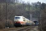 103 107 verlässt mit einem IC den Schürzenbergtunnel bei Oberrieden und wird in Kürze die bekannte Werrabrücke befahren (3.4.1988). Gut zu erkennen, dass das Gleis bei Elektrifizierung der Strecke im Tunnel tiefer gelegt wurde.