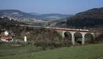 Im Mai 1988 konnte man auf der alten Nord-Süd-Strecke zwischen Fulda und Würzburg die letzten mit 103 bespannten IC beobachten, wie hier bei Jossa. Im Hintergrund die Sinntalbrücke der Schnellfahrstrecke.