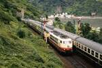 Ab Mitte der 1980er Jahre bestand auf der linken Rheinstrecke teilweise Gleiswechselbetrieb, der mit Formsignalen geregelt wurde, hier im Sommer 1986 am Banktunnel bei St. Goar mit 103 112 festgehalten.