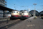 Zweimal Lokomotiven der Baureihe 103 nebeneinander - von 1979 bis 1985 gab es diesen Anblick in großen Bahnhöfen der Deutschen Bundesbahn jede Stunde!  Hier handelt es sich unverkennbar um