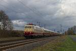 103 113-7 zieht einen stilechten Rheingold-Zug der AKE Eisenbahntouristik von Hamburg-Altona zurück nach Koblenz (Nordbögge, 30.03.2023) 