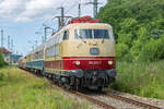 Sonderzug mit der DB Lok 103 245 im Bahnhof Lietzow zwischen Befehlsstellwerk und der Umlaufsperre des Rad u.Wanderweges.