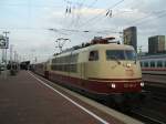 BR 103 184-8 mit Rheingold als Sonderzug 79801 mit + 35 beim  Verkehrshalt im Dortmunder Hbf.,auf Gleis 11.(30.09.2007)