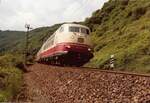 DB 103 230-9 (Bw Hamburg 1) mit IC 626 „Walhalla“ (Regensburg-Hannover) verschwindet fast im Banktunnel bij St. Goar am 7. Juni 1984.