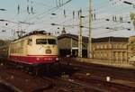 DB 103 199-6 (Bw Hamburg-Eidelstedt) verlässt Köln Hbf mit einem Fußballfanzug nach Hamburg am 5. März 1983.