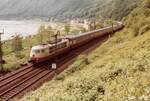 DB 103 199-6 (Lokomotivdepot Hamburg-Eidelstedt) mit IC 616 'Hölderlin' (München-Hamburg-Altona) kurz vor der Einfahrt zum Banktunnel bei Sankt Goar am 7. Juni 1984.