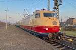 Die 103 245-7 des DB Museums Koblenz führt am 09.03.2024 ihren Sonderzug als „InterCity Molenfeuer“, hier während ihres Aufenthalts am Bahnhof Wunstorf.