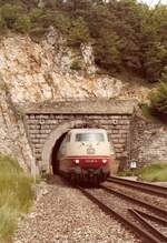 DB 103 216-8 (Bw Hamburg 1) mit IC 620 „Amalienburg“ (München-Hamburg-Altona) verlässt am 13. Juni 1984 den 634 Meter langen Eßlingerberg-Tunnel im Altmühltal.