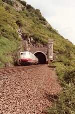 DB 103 156-6 (Bw Frankfurt (Main) 1) mit IC 107 'Lötschberg' (Hamburg-Altona-Brig) verlässt am 7. Juni 1984 den Banktunnel bei Sankt Goar.