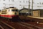 DB 103 162-4 (Bw Frankfurt (Main) 1) verlässt mit IC 614 'Poseidon' (München-Westerland(Sylt)) Köln Hbf am 4. März 1983.