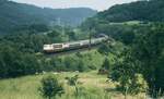DB 103 183-0 (Bw Hamburg-Eidelstedt) mit IC 624 „Bacchus“ zwischen Heigenbrücken und Laufach im Spessart am 18. Juni 1986.