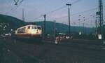 DB 103 176-4 (Bw Frankfurt (Main) 1) legt sich mit IC 513 'Wetterstein' in der Kurve in Bingerbrück am 17. Juli 1987. Der große Rangierbahnhof gehört der Vergangenheit an.