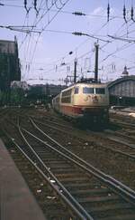 DB 103 185-5 (Bw Hamburg-Eidelstedt) verlässt mit IC 516 'Hölderlin' (München-Hannover) am 15. Juni 1989 Köln Hbf.