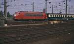 DB 103 169-9 (Bw Hamburg-Eidelstedt) mit D 246 (Warschau-K�ln) f�hrt am 15. Juni 1989 in den K�lner Hauptbahnhof ein. Lokomotive rot-wei� seit Juli 1988.