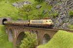 *Modell*  Im Sommer 1986 fuhr die 103 230 mit einem Sonderzug von M�nchen kommend nach Villach und �berquert hier das 74m lange D�senbachviadukt zwischen Mallnitz-Obervellach und Kaponig.