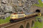 *Modell*  Die 103 230 fuhr im Sommer 1986 mit einem Sonderzug von M�nchen nach Villach und wieder retour, hier auf der alten Tauernbahn zwischen Spittal-Millst�ttersee und Mallnitz-Obervellach am Weg