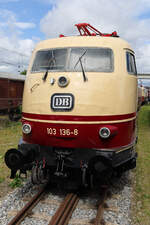 103 136 eng geschachtelt im Gel�nde vom Eisenbahn Museum N�rdlingen am 14.5.26.