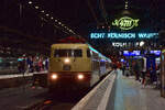Am 3.6.26 hatte 103 245-7 die Aufgabe den Urlaubsexpress Uex 1389 D�sseldorf - Innsbruck von D�sseldorf bis Gem�nden zu ziehen. Hier f�hrt sie mit etwa 90 Minuten Versp�tung um kurz vor 23 Uhr in K�ln Hbf ein.

K�ln 03.06.2026