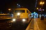 Am 3.6.26 hatte 103 245-7 die Aufgabe den Urlaubsexpress Uex 1389 D�sseldorf - Innsbruck von D�seldorf bis Gem�nden zu ziehen. Hier steht sie mit etwa 90 Minuten Versp�tung um kurz vor 23 Uhr in K�ln Hbf.

K�ln 03.06.2026