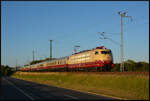  Eight o'clock TEE : DB Museum 103 113-7 mit dem Sonderzug TEE338  Kap Arkona  Ostseebad Binz/R�gen - K�ln am Abend des 01.08.2026 kurz nach Acht bei Altef�hr auf dem R�gendamm. Veranstalter der Fahrt war Nostalgiezugreisen e.V. aus M�lheim an der Ruhr.
