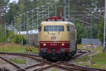 Lok 103 113 mit dem Museums IC „Kap Arkona“ im Ostseebad Binz. Der Zug wird gerade in die Abstellung zur�ckgesetzt, um dort den Wasservorrat aufzuf�llen . - 01.08.2026 