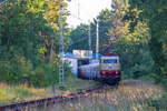 Lok 103 113 mit dem Museums IC „Kap Arkona“ zwischen Binz und Lietzow auf der R�ckfahrt nach K�ln Hbf. Ankunft in K�ln, lt. Aushang, 3:42 Uhr. - 01.08.2026