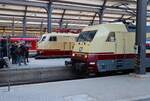DB Fernverkehr 101 110-5 und DB Museum Koblenz 103 245-7 am 10.10.26 in Wiesbaden Hbf 