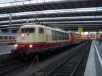 103 245 steht mit dem zustzlichen RE 30771 nach Salzburg abfahrtbereit in Mnchen Hbf. Aufnahme vom 08.12.2007