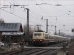 Am Morgen des 2.1.2008 passiert 103 184 mit dem Sonderzug (AKE Eisenbahntouristik) TEE  Rheingold  Dresden Hbf - Koblenz den Bahnbergang bei Cossebaude.
