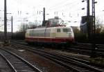 Lok  103 235-8 verlsst den Hauptbahnhof von Kln in Richtung Hohenzollernbrcke.