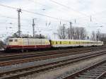 103 222 durchfhrt mit einem Messzug den Bahnhof Stralsund.