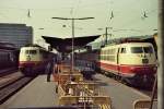 103-130 wartet am 17.9.1975 in Wrzburg Hbf vor dem TEE 91  Blauer Enzian  Richtung Mnchen und Klagenfurt (ber Treuchtlingen - Augsburg).