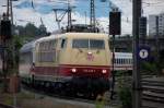 Aus Seefeld in Tirol kommend, in Wrgl umgesetzt, erreicht 103 245-7 mit Sommer-D 1280 kurz vor 11:00 Uhr den Bahnhof von Kufstein in Tirol. Ein Wetter wie im Herbst... aber aufgenommen am 23.August 2008.