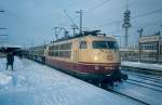 Ich hab´mal mein Archiv durchwhlt: 103 164-0 im Winter 1985 im Hannoveraner Hauptbahnhof. Den Aufkleber an der Seitenwand trugen seinerzeit fast alle Loks zum 150-jhrigen Bahnjubilum in Deutschland. Am Haken einen Intercity, wo man die 1. und 2. Wagenklasse noch unterscheiden konnte. Hinweis: Eingescanntes Dia.