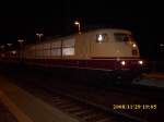 Bevor der TEE-Sonderzug 91309 nach Stralsund ber Nacht zum Abstellen fuhr,mute am 29.11.2008 die 103 235 in Bergen/Rgen an das andere Zugende umsetzen.