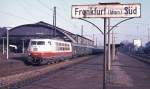 Dieses Bild zeigt deutlich wie alles vergnglich ist. Die Halle des Frankfurter Sdbahnhofes ist lngst den modernen S-Bahn Bahnsteigen gewichen das schne alte Schild ist verschrottet genau wie E 103 182, die hier zu sehen ist. 