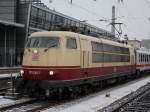 Die 103 245 am 07.01.2009 mit einem ICE Ersatzzug bei der Ausfahrt aus dem Augsburger Hbf. 