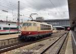 Nachdem sie ihren Dienst getan hat,gnnt sich 103 245-7 nun ihre Wochenendruhe,hier beim Verlassen des Mnchner Hbf. (Bahnbildertreffen 16.05.09)